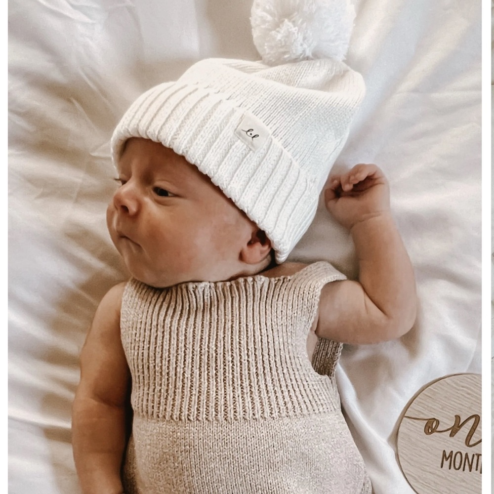 Luna + Luna Cozy White Pom Knit Beanie. Size 0-3M. Organic Cotton.